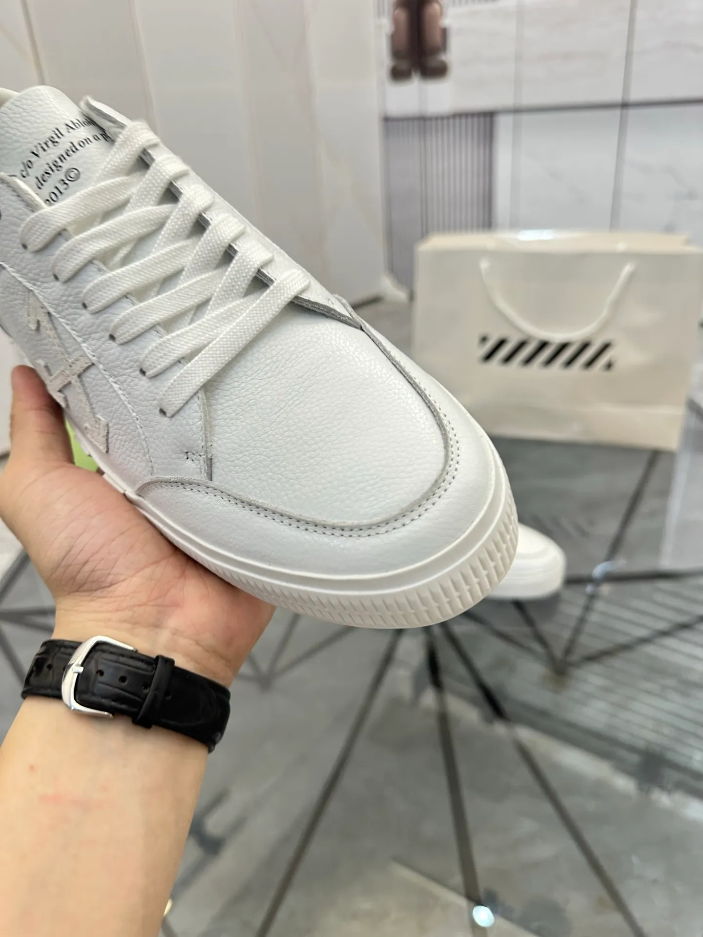 Selling men's shoes 💰: 💰P440¥ Product trademark: OFF WHITE *"OFF WHITE*" low-top casual shoes Regular size: 35-45 (can be customized to 46) Couple style Product material: imported cowhide upper, breathable lining, original outsole. No.: H203